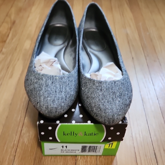 Kelly & Katie Women's Black And White Monica Flats - Picture 7 of 7